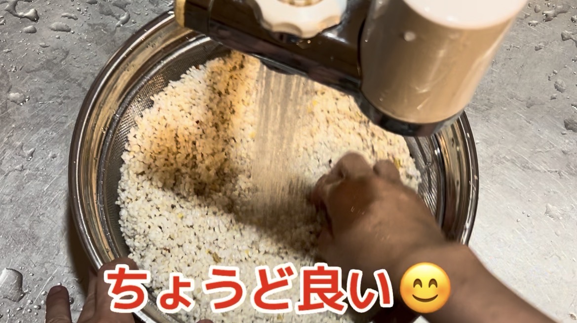 弁慶F型ざるで一升の米を洗っている様子