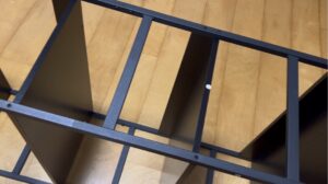 電動ドライバーを使って組み立てたスチールラック
