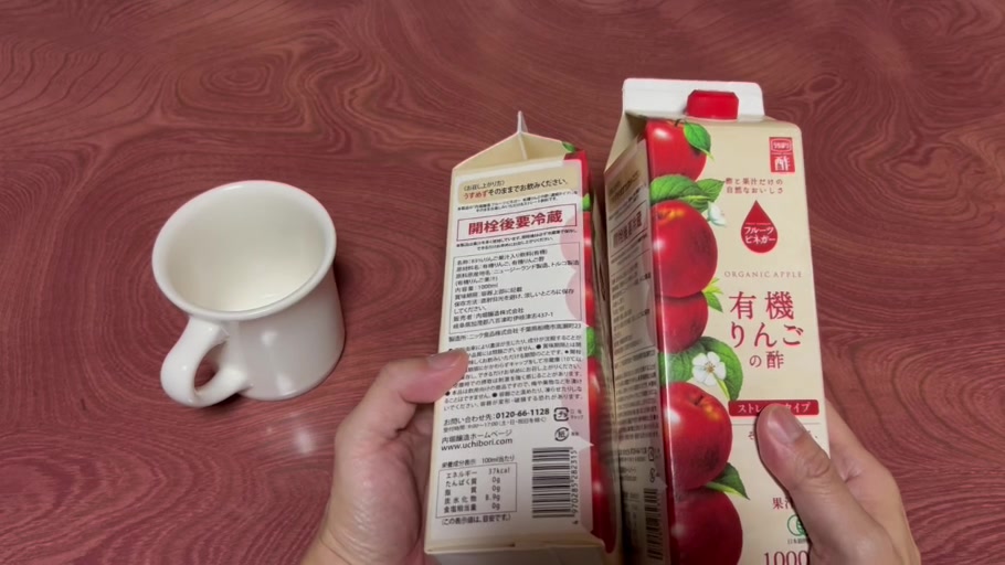 有機りんごの酢ストレートタイプの側面にある開栓後要冷蔵の表示を確認している様子