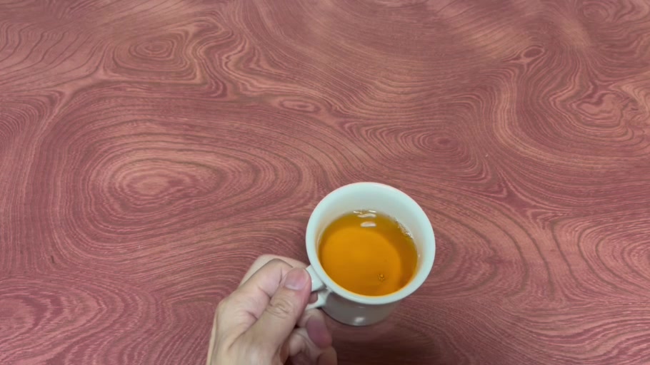 カップへ注いだ琥珀色の有機りんごの酢ストレートタイプ