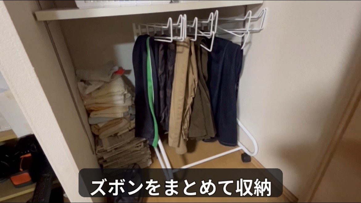 白いサニーポイントのスラックスハンガーにズボンを並べてクローゼットへ収納した様子