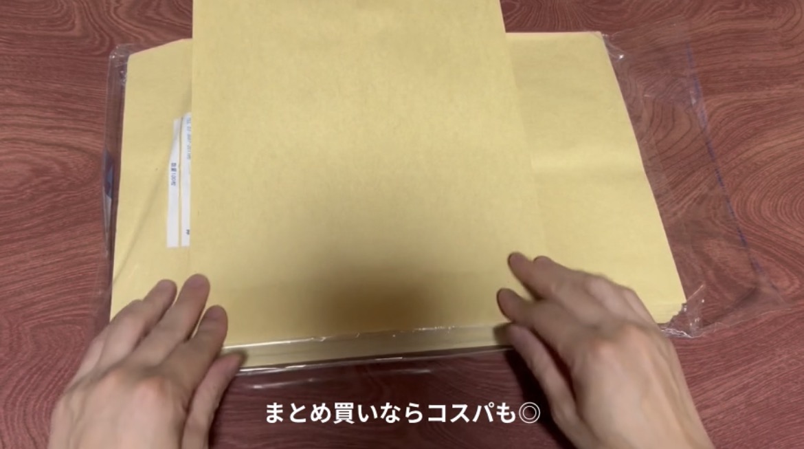 角2クラフト封筒を広げて紙のコシを確認