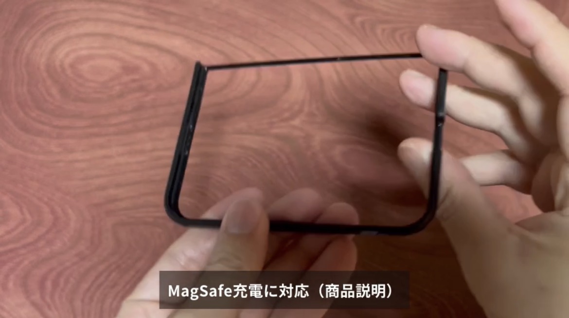 手帳カバーから取り外した黒いケース側のフレーム