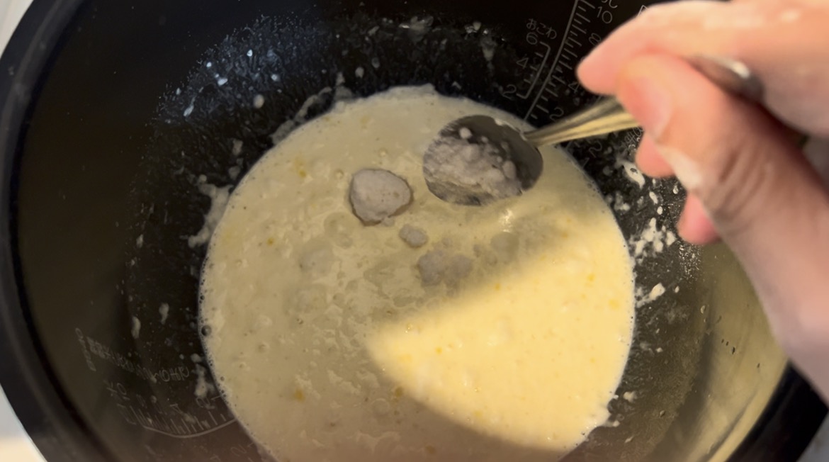 パンケーキの生地にてんさい糖を加え、スプーンで混ぜている様子