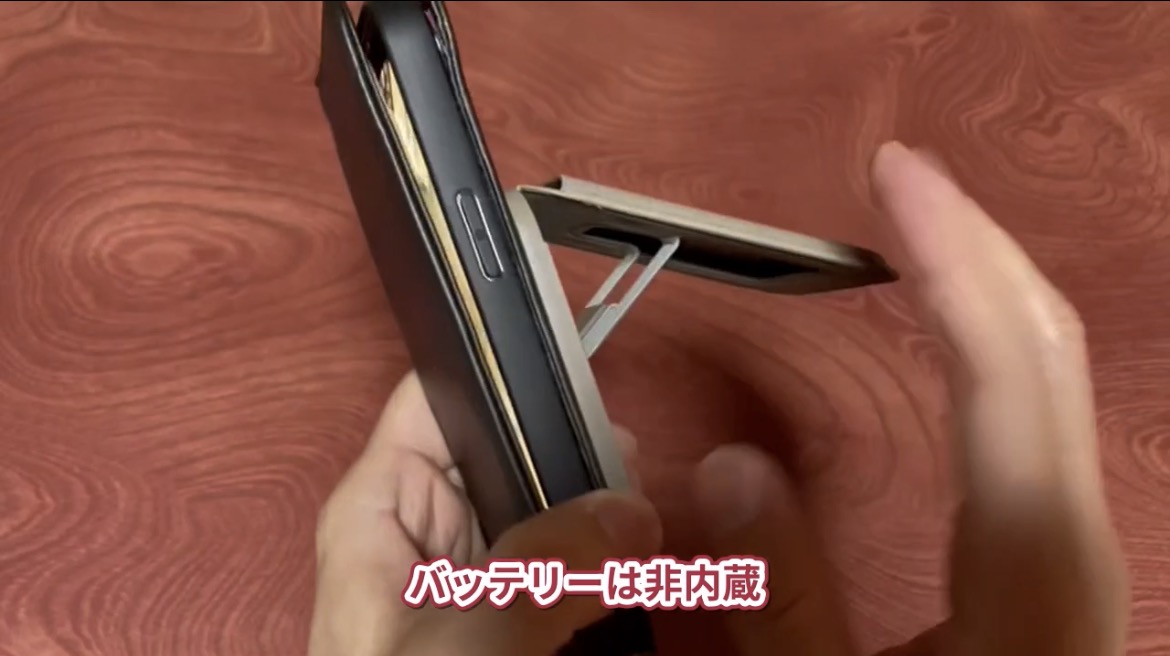 カードケース型ワイヤレス充電器のUSB-C端子へ給電する位置