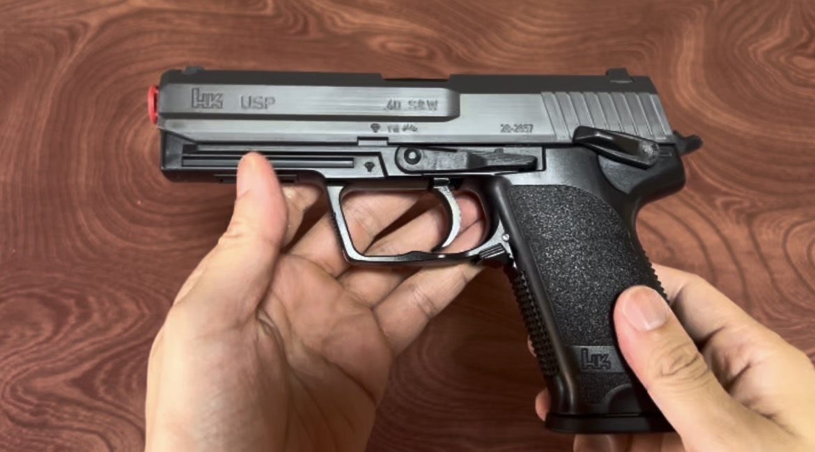 東京マルイH&K USPの本体側面。グリップとスライドの刻印が見える