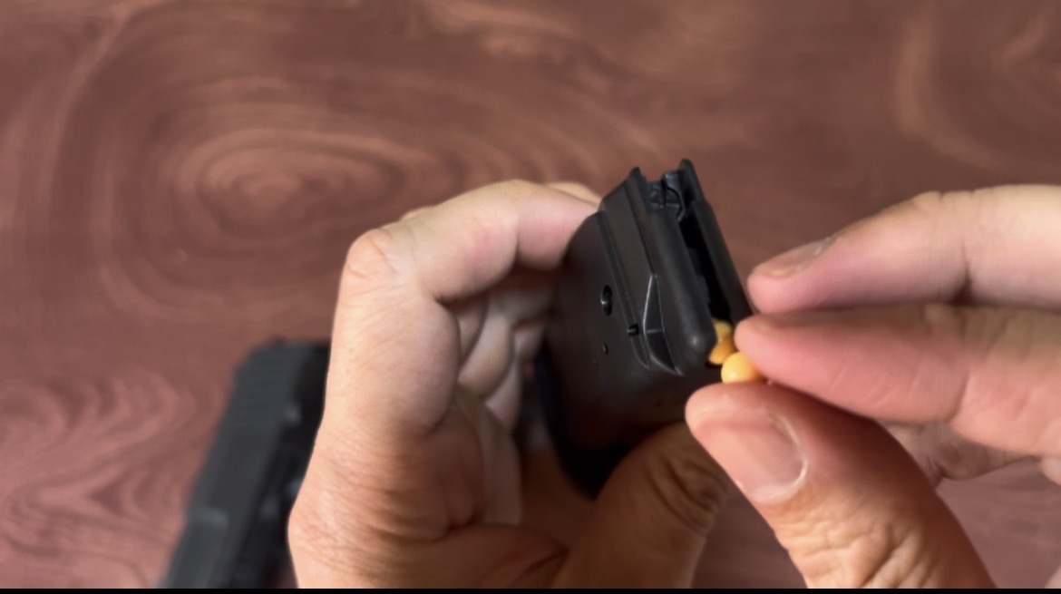 H&K USPのマガジンにBB弾を入れている様子