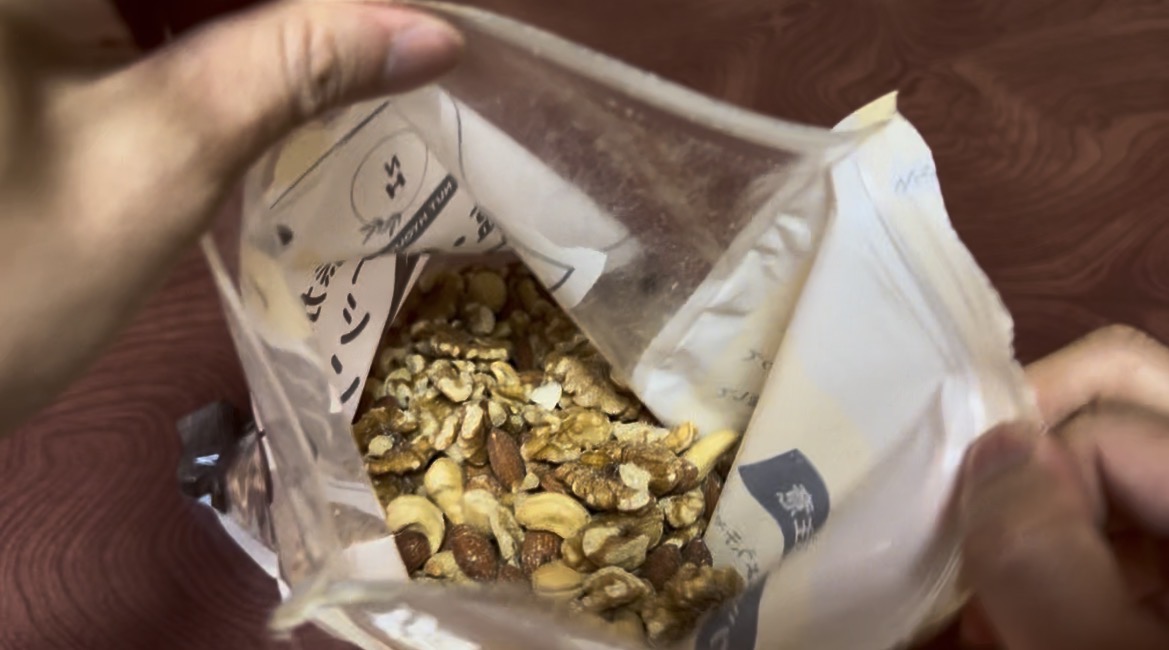 開封したチャック付きの袋に入った3種類のミックスナッツ