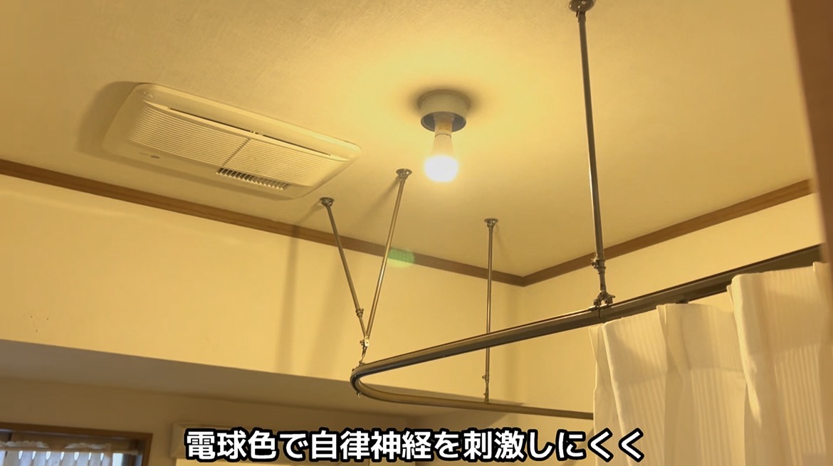 洗面所で電球色に点灯するパナソニック人感センサー電球LDA5LGKUNS