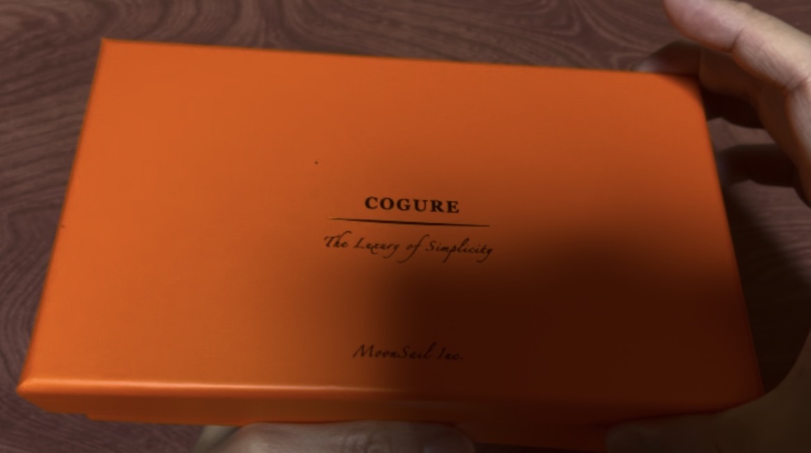 COGUREのオレンジ色の専用ボックス