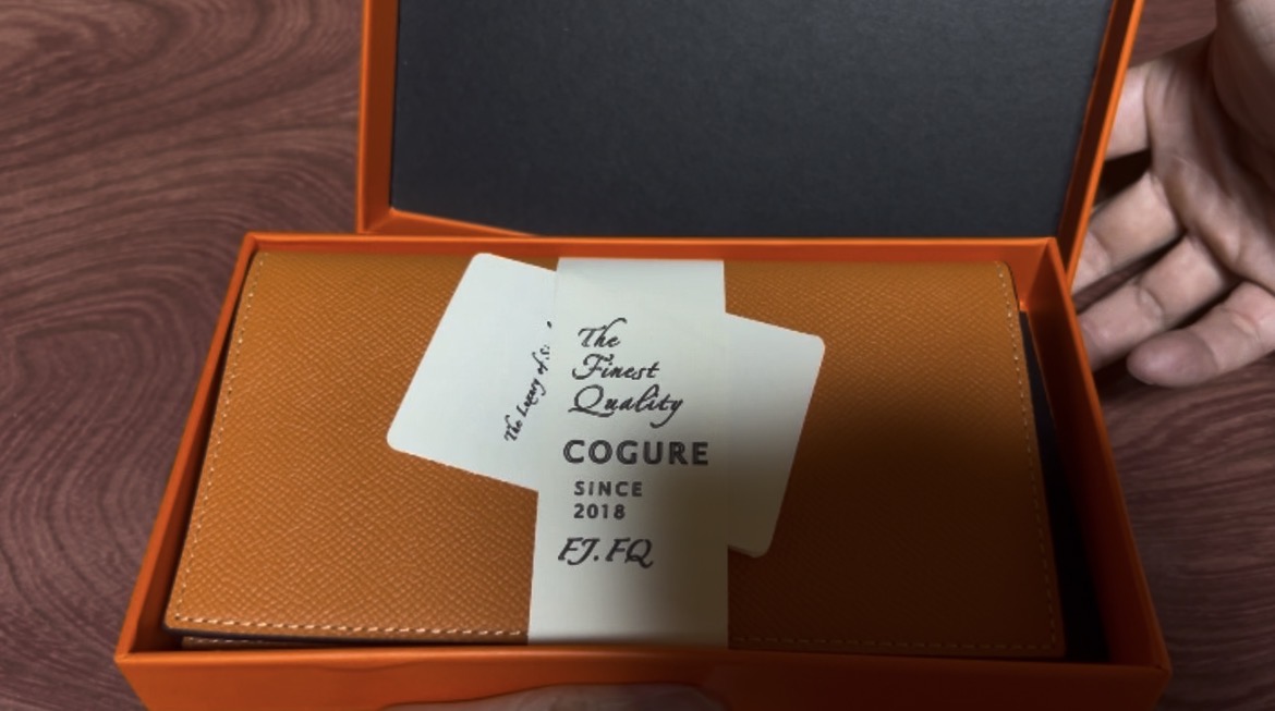 専用ボックスに収まったCOGUREの本革長財布